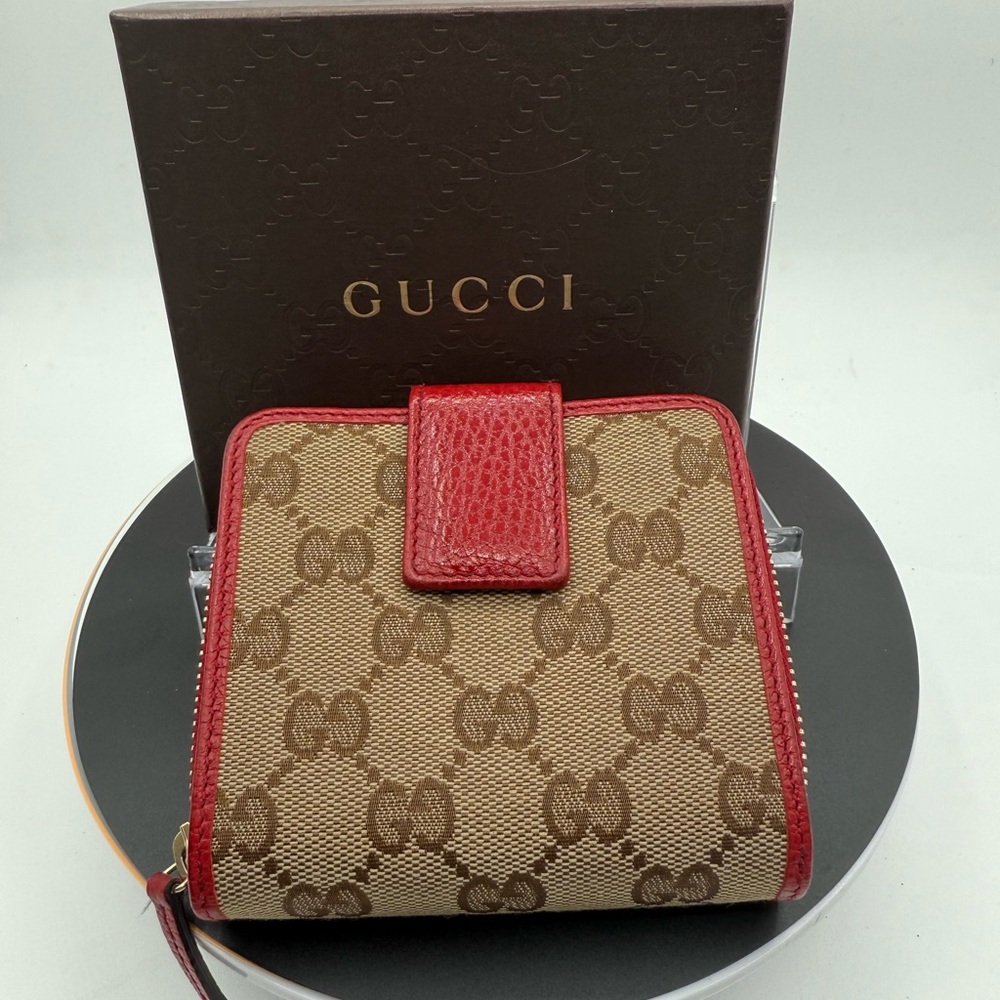 New Gucci monogram bi fold wallet with red leather trim and interior 🔥